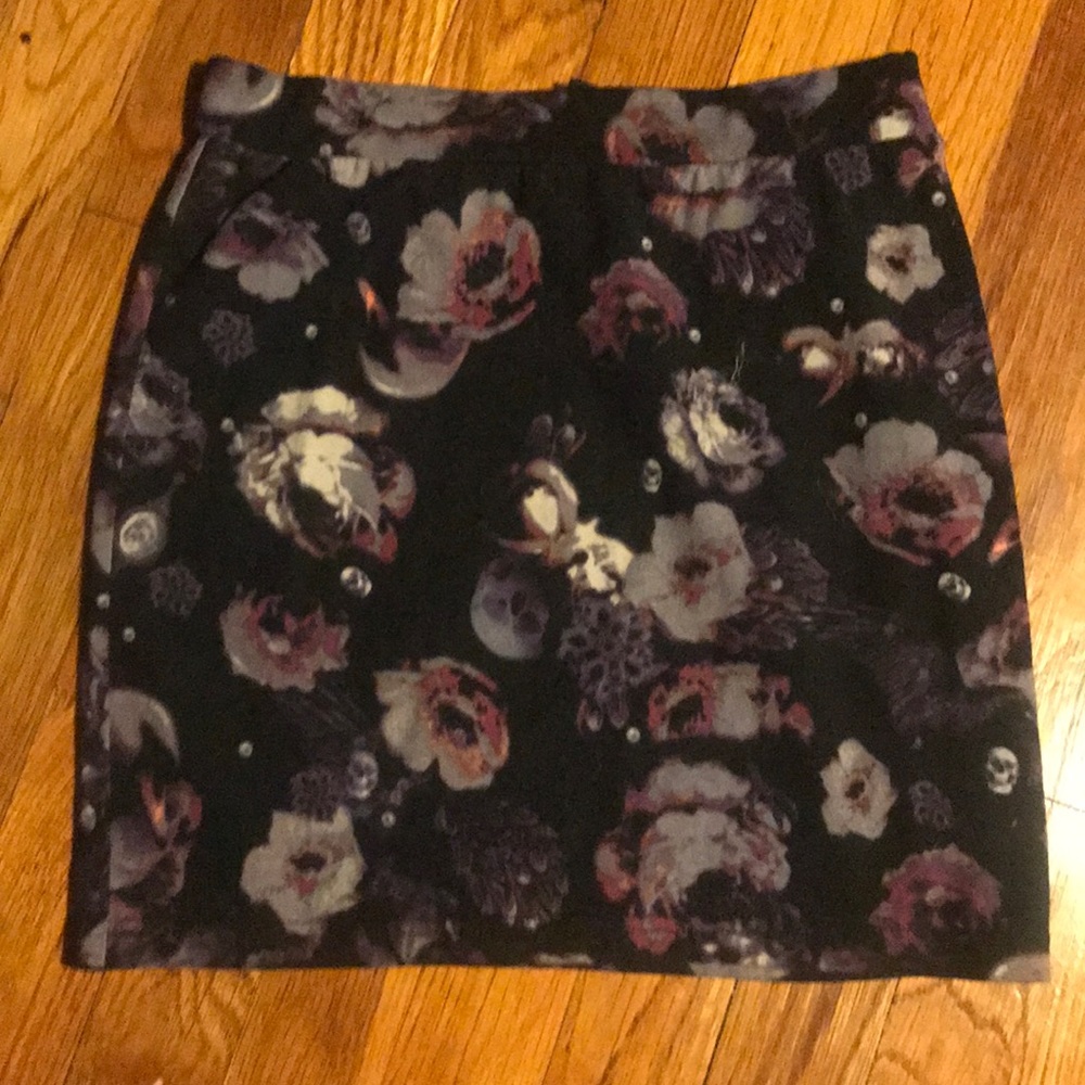 👣🎶  Divided  Cute floral skirt  size small